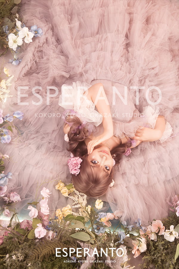 京都の変身写真スタジオで撮影されたドレス