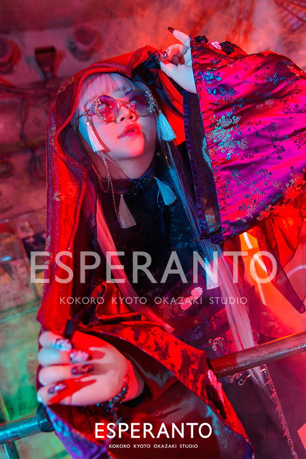 京都の変身写真スタジオで撮影されたサイバーパンク