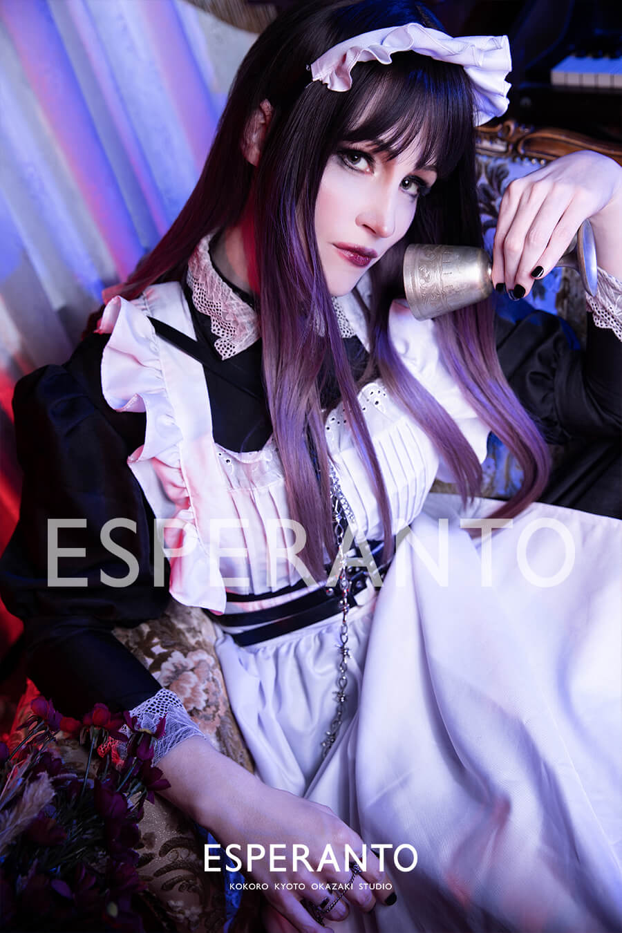 VELVET COCOAでグラスを持つミエドの不良メイドポートレート