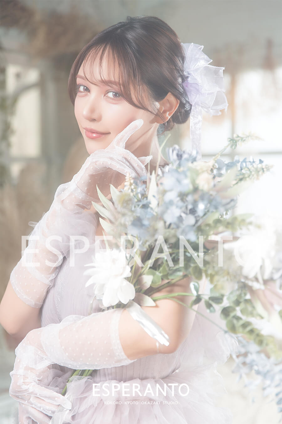 ナチュラルポートレートで花束を抱えるドレス姿のお客様
