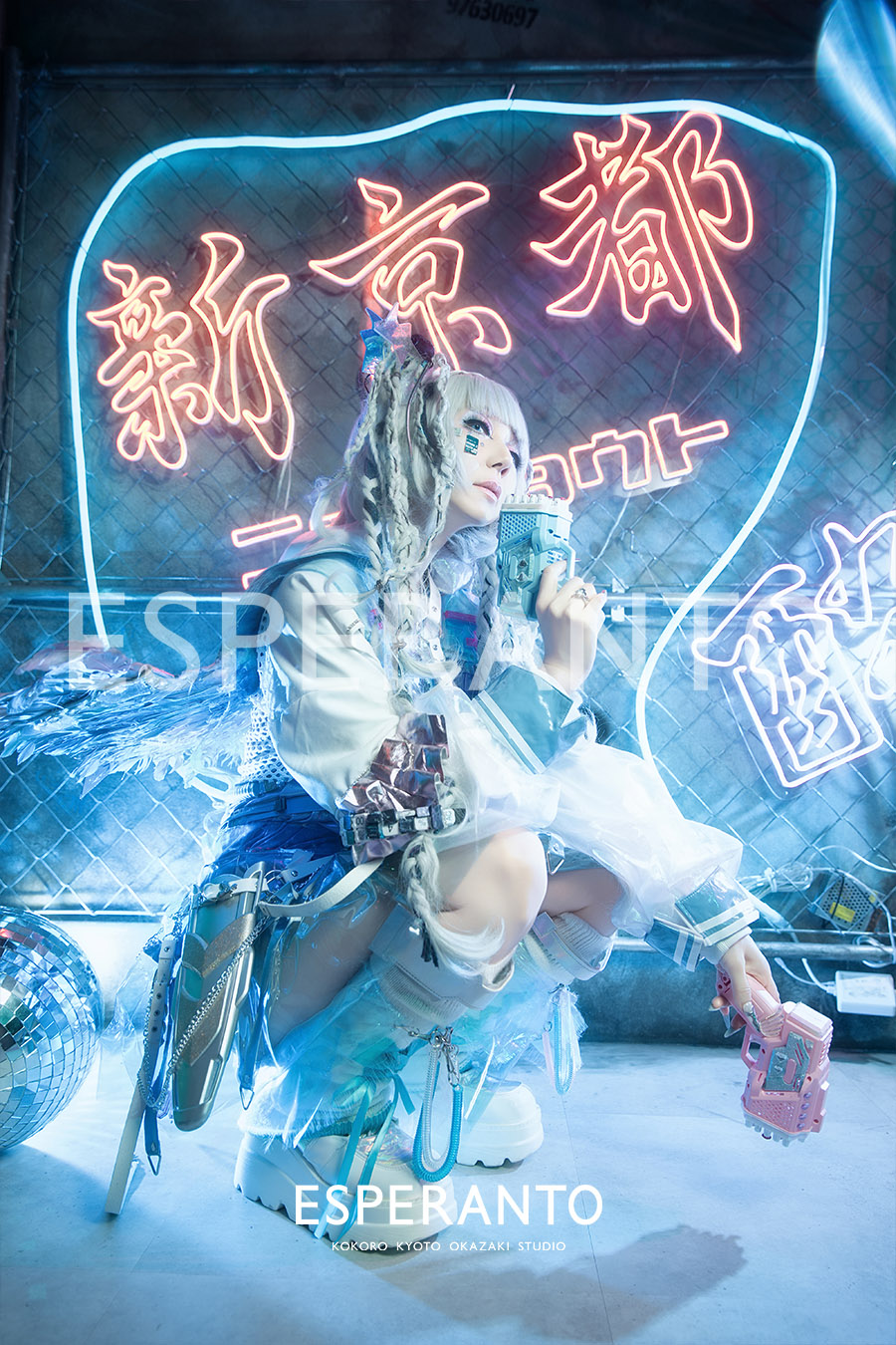 ピンクとブルーのメイクを施したクローラドールのポートレート