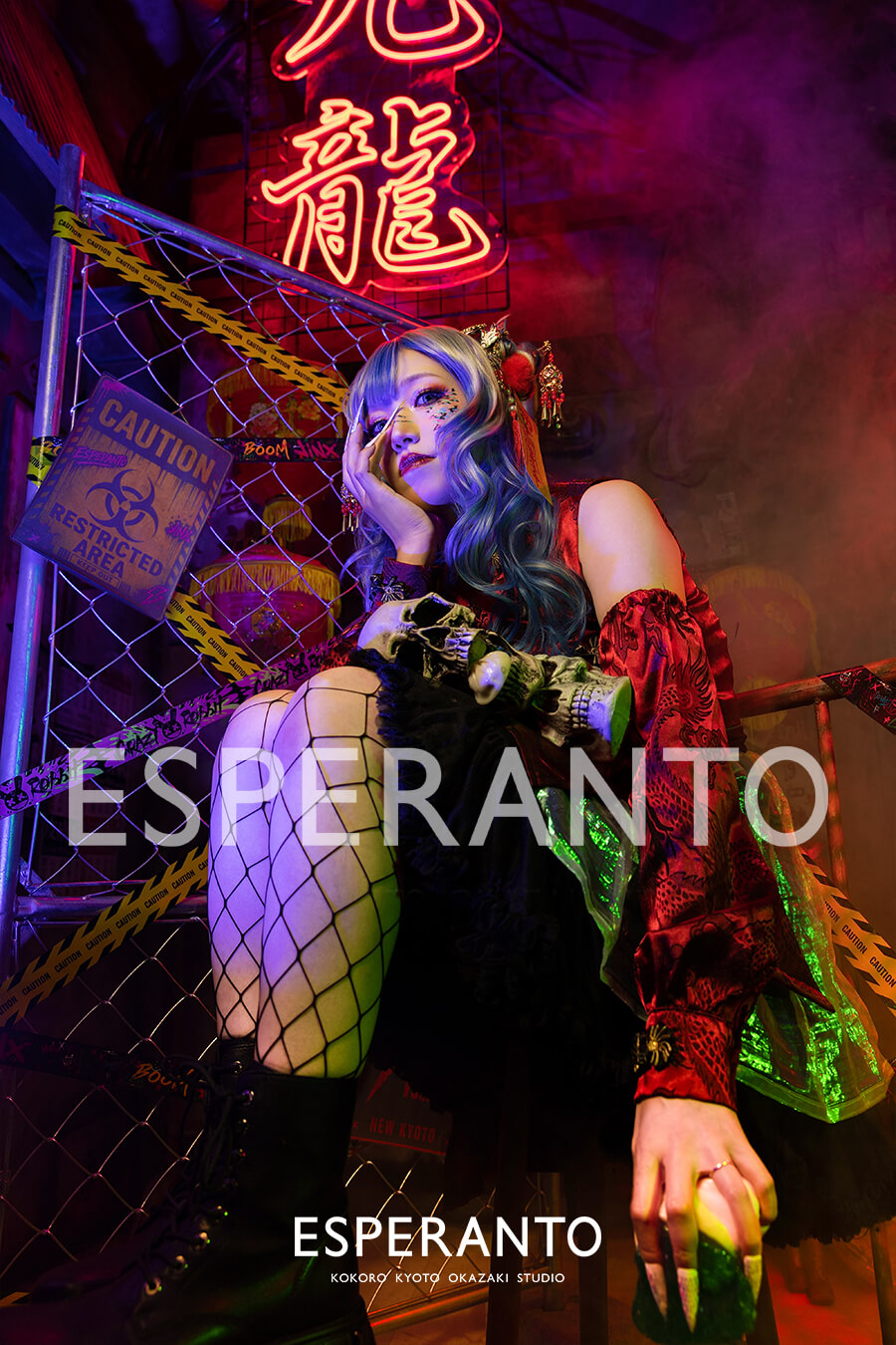 ハロウィン装飾とサイバーパンクテンシンガール